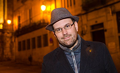 Martiño Noriega cun dos seus sombreiros, en Santiago de Compostela