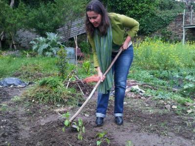 Ana Miranda facendo que fai un burato.