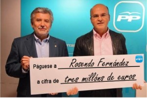 Rosendo recibe das mans de Baltar Jr. o cheque en concepto de indemnización