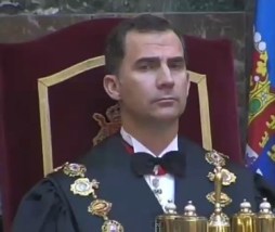 Felipe VI practicando a coronación