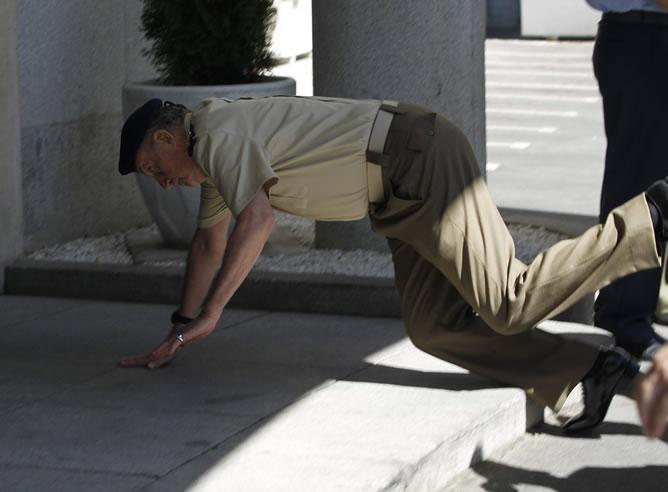 Juan Carlos de Borbón facendo flexións cunha soa man