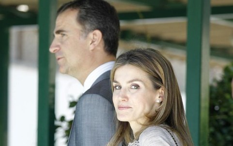 A raíña, con mirada aviesa, esconde a súa trama real