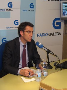 Feijóo concentrado para non meterse o dedo no nariz mentres lle sacan unha foto na RG.