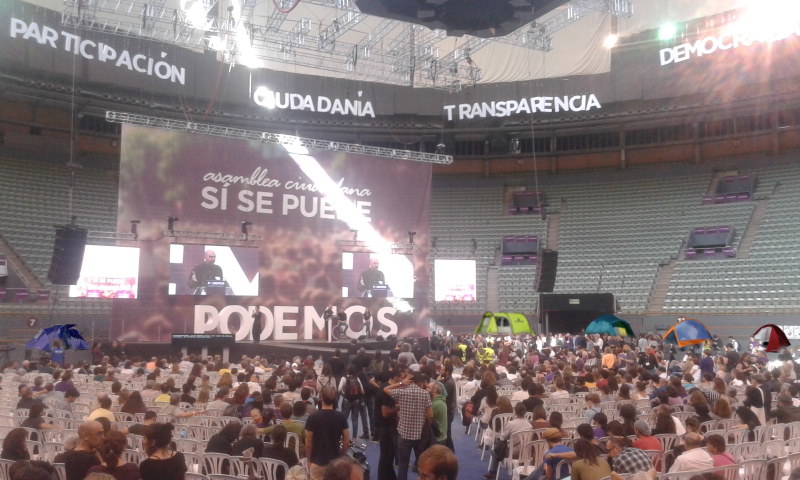 Os críticos de Podemos seguen discutindo na asemblea con algunhas tendas de campaña xa ao fondo.