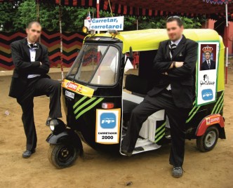 Mozos de Nuevas Degeneraciones posan co 'Carretador 2000' adaptado ao despoboamento rural