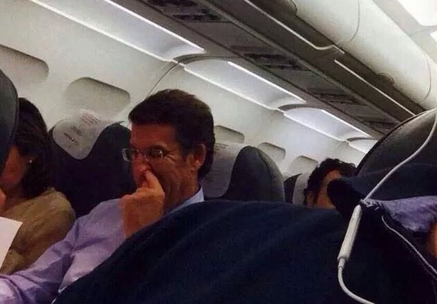 feijoo furgandose o nariz 