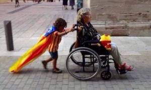 Membros das mocidades independentistas catalanas axudando a persoas con discapacidades físicas a chegar aos seus colexios electorais.