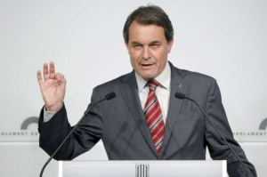 Artur Mas falando ante os medios.