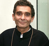 Adolfo probando un traxe de cura por se no futuro solicita a reinstauración da Santa Inquisición