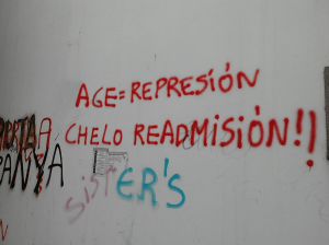 Pintadas pedindo a readmisión de Chelo no grupo da AGE.