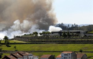 A Feijoo ardelle a bragheta nunha das visitas de Pachi Lucas o pasado verán.