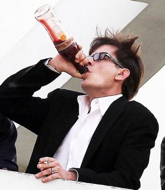 Charlie Sheen dándolle ao licorcafé nunha escena piloto