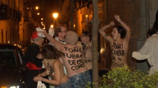 Mulleres emocionadas ante a apertura non puideron reprimir a súas mostras de xúbilo ao descubrir a gran variedade de sosténs