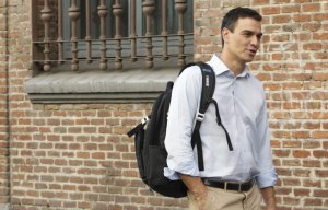 Pedro Sánchez camiñando cara a dereita, a pesar das indicacións do seu GPS.