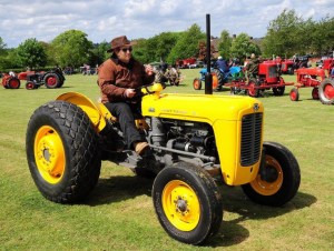 Feijóo proba un tractor amarelo antes de mercalo.