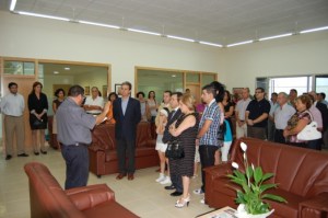 O tenente alcalde de Rairiz de Veiga falando durante un velorio.