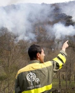 Membro da organización indica o lugar onde se sacan os tickets para o churrasco