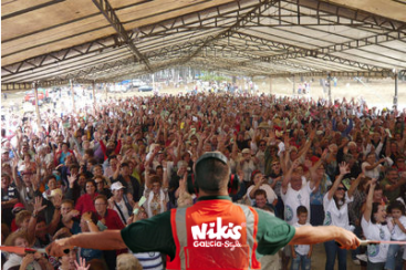 Empregados de NikisGalicia tentan dirixir á masa.