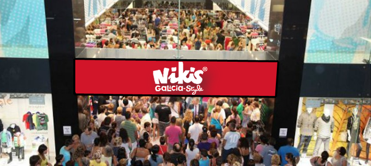 A tenda de NikisGalicia a rebosar na súa inauguración.