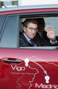 Feijóo, acojonado, é conducido lonxe do Parlamento para probar á nova tecnoñoxía de Google.