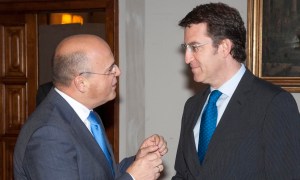 Baltar e Feijoo falando de algo