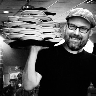 Noriega no seu novo traballo como camareiro escolar.