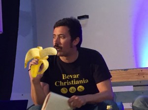 Tone coméndose un plátano de xeito suxerente.