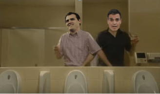 Pedro Sánchez e Albert Rivera suxeitándose os falos.