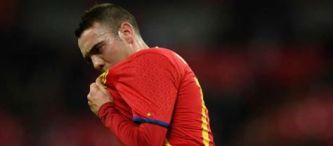 Iago Aspas límpase a boca despois de probar un anaco de merda.