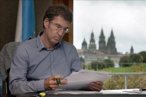 Feijóo revisa o seu novo contrato antes de asinalo.