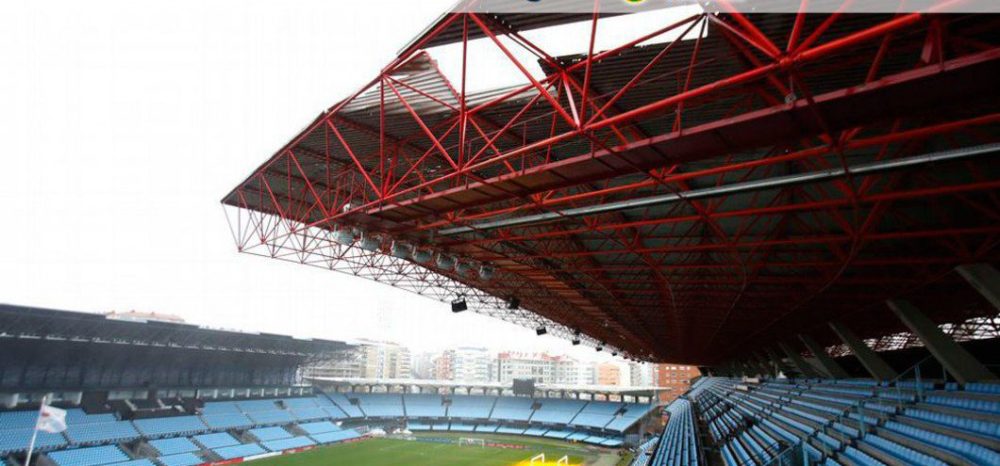 Cuberta de Balaídos esgazada polo temporal.